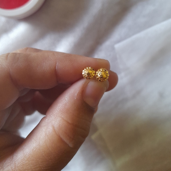 Beautiful 18crt gold studs combo 2 - Picture 13 of 16